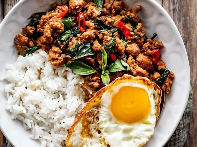 THAI BASIL CHICKEN w. FRIED EGG