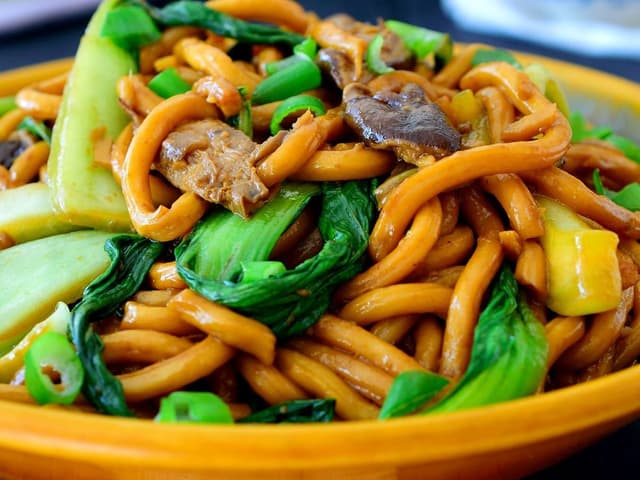 Shanghai Fried Noodles with Tofu & Vegetable