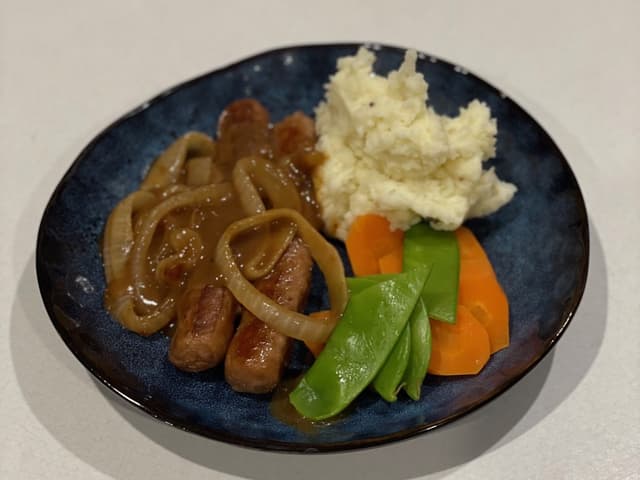 Sausages w Onion Gravy, Mash & Veg