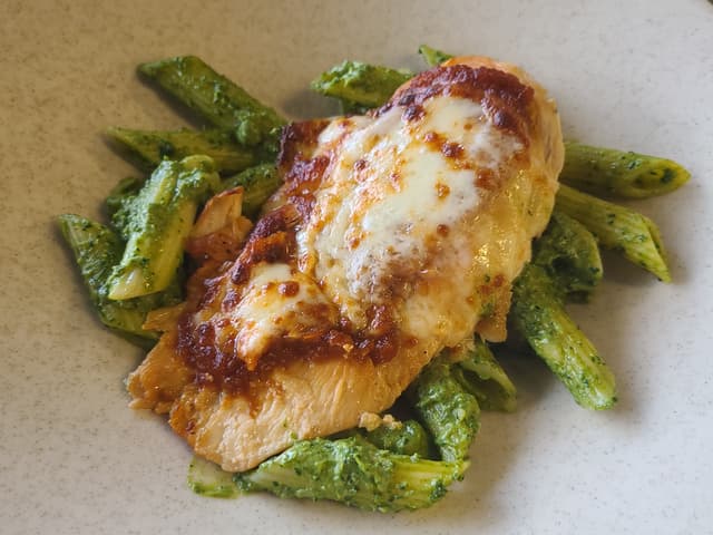 Tomato & Mozzarella CHICKEN Pizzaiola w Pesto Penne