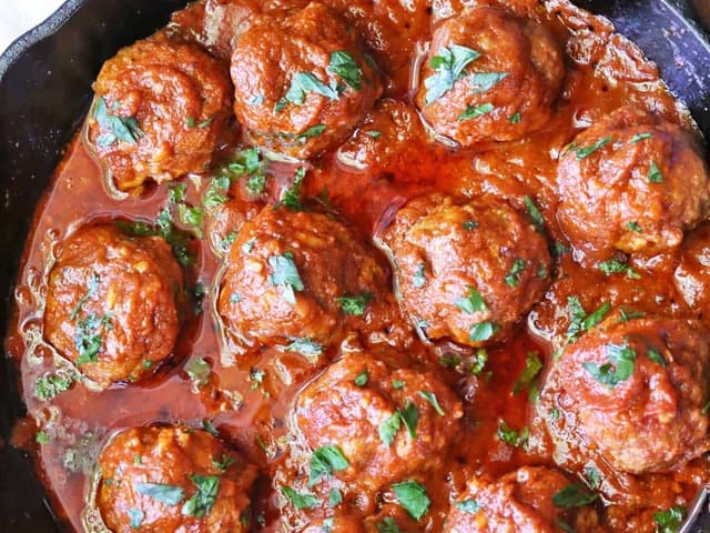 Roasted Tomato & Meatball Pasta Sauce   Simply a classic! 🍅🍖