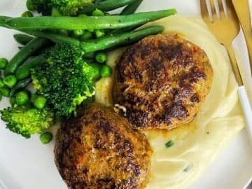 Beef Rissoles with Vegetables and Potato Mash
