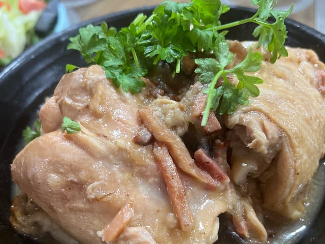 Coq au vin with mashed potatoes and beans