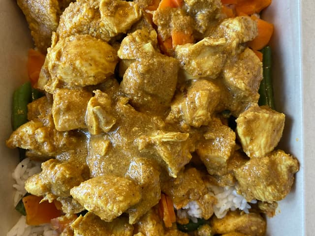 Butter chicken with rice and veggies 650 Cals