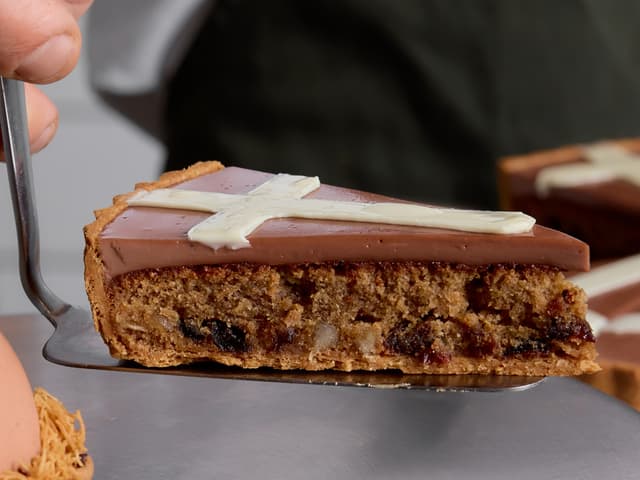 Hot Cross Bun Tart (Slice)