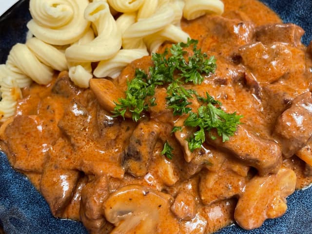 Beef Stroganoff w Pasta & Greens