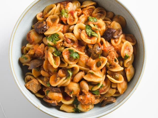 TUNA PUTTANESCA w/ OLIVES & CAPERS