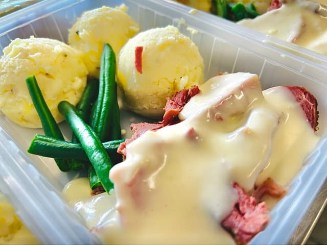 FROZEN: Slow Cooked Corned Beef with Mashed Potato & White Sauce