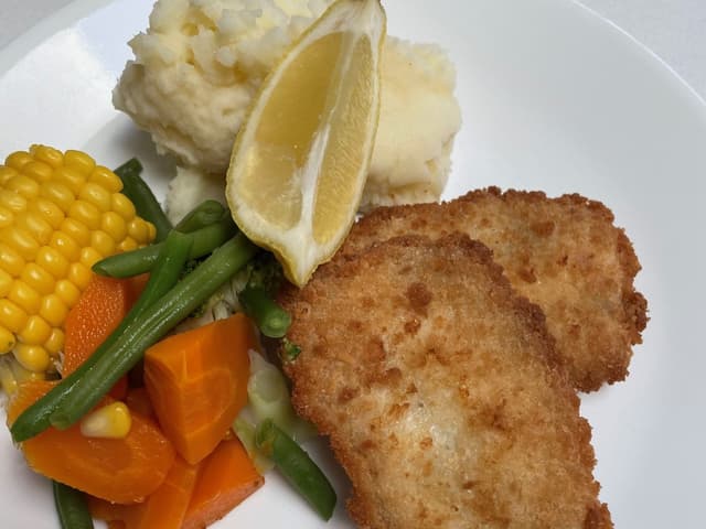 Crumbed Barramundi, Mash & Veg