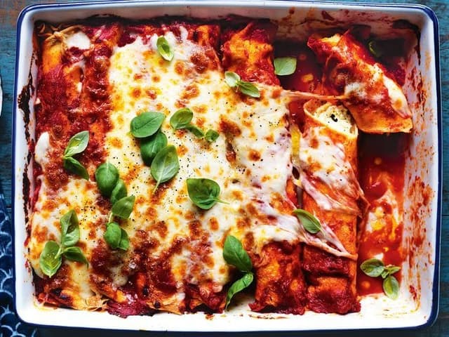 Half Serve Chicken Ricotta & Basil Crepe Manicotti