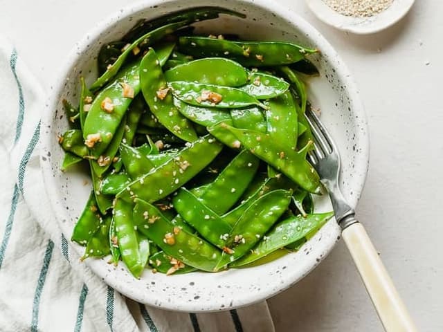 Ginger & Garlic Steamed Snow Peas