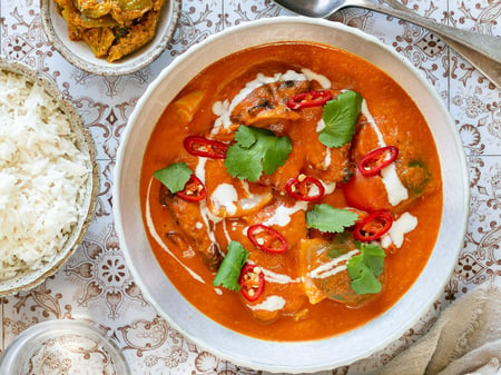 Butter chicken curry with capsicum & onions