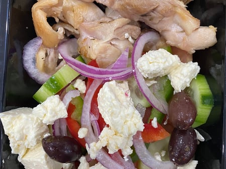 Greek Salad with Chicken - 392 Calories