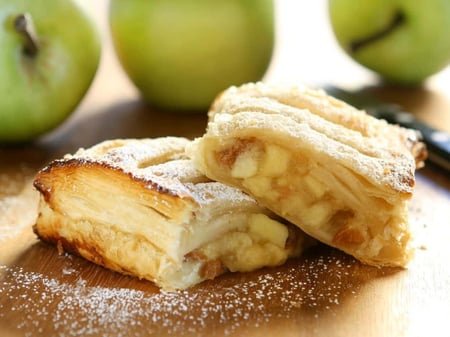 Apple Strudel & Custard