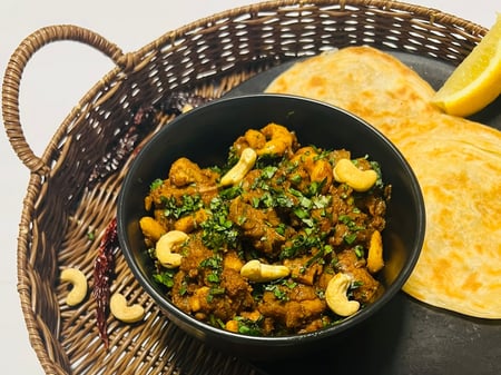 Mushroom,Cashew & pea curry (vegan)