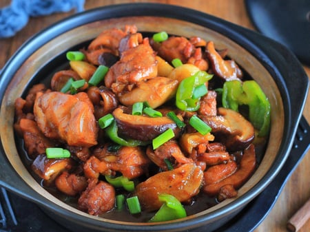 02. 黄焖鸡 (无骨) Chicken Braised in Brown Sauce (Boneless)