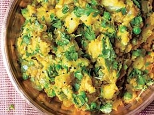 Aloo Harra Masala - Potato, Cashew & Pea Curry