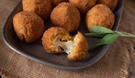 pea & parmesan arancini w aioli (12)