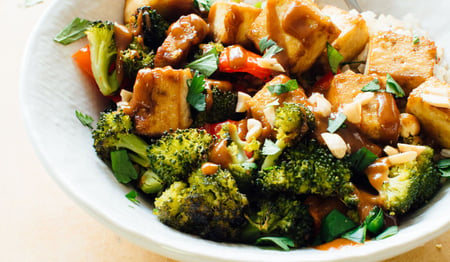 Vegetables and tofu with a peanut sauce (V, VE, GF)