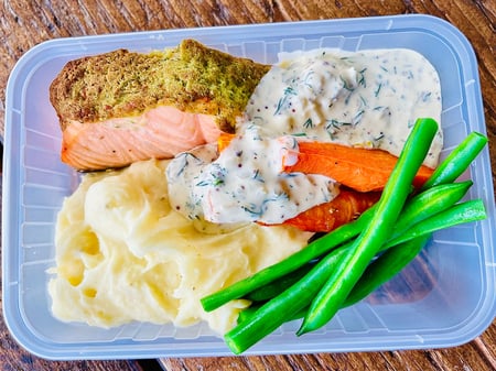 Salmon with white wine sauce, mash & veg