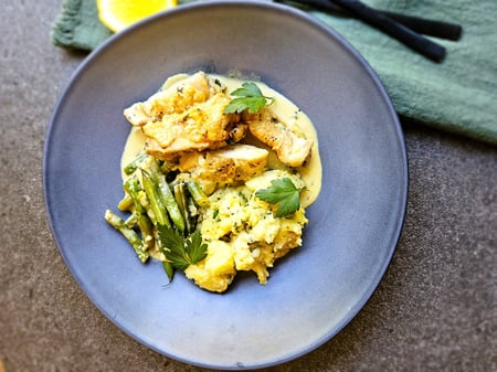 LEMON & MUSTARD ELGIN VALLEY CHICKEN WITH CRUSHED HERB POTATOES & GREEN BEANS