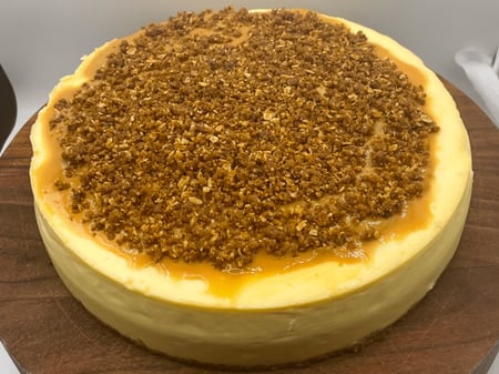 Sour cream cheesecake with dulce de leche and oat crumble