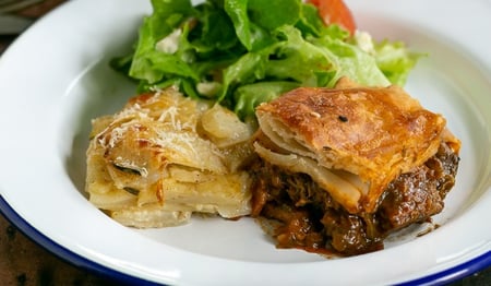 Beef & mushroom bourguignon pie