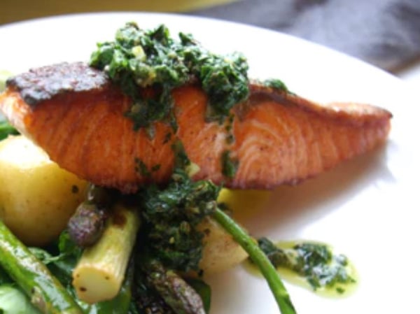 Baked salmon fillet with salsa verde