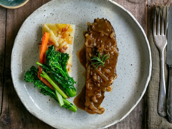 Slow cooked beef brisket, roasted potatoes & carrots, shallots jus