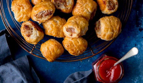 pork apple & pistachio sausage rolls (12)