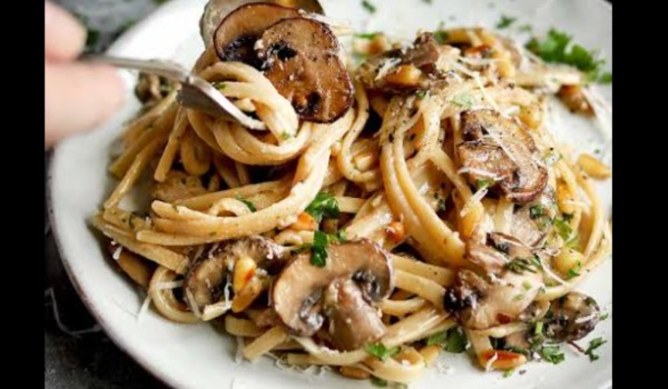 CREAMY GARLIC MUSHROOM MEDLEY PASTA