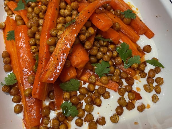 Spicy Maple Roasted Carrots with Crispy Chickpeas & yughurt Sauce