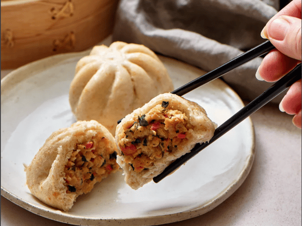 Plant-based Thai Pork Basil Buns |  植物性泰式猪肉罗勒面包