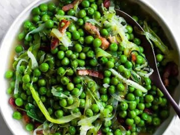 Fish fingers with braised peas and lettuce and mashed potato