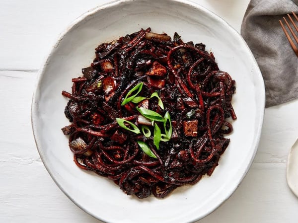 Korean Noodle with Black Bean Sauce (Jajangmyeon) | 韩国豆酱面（炸酱面）