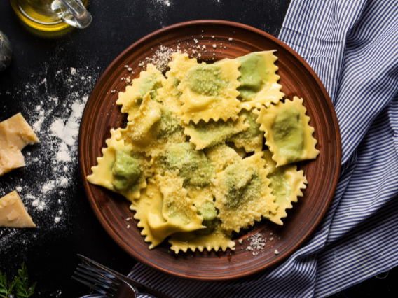 Spinach & ricotta ravioli with Neapolitan sauce