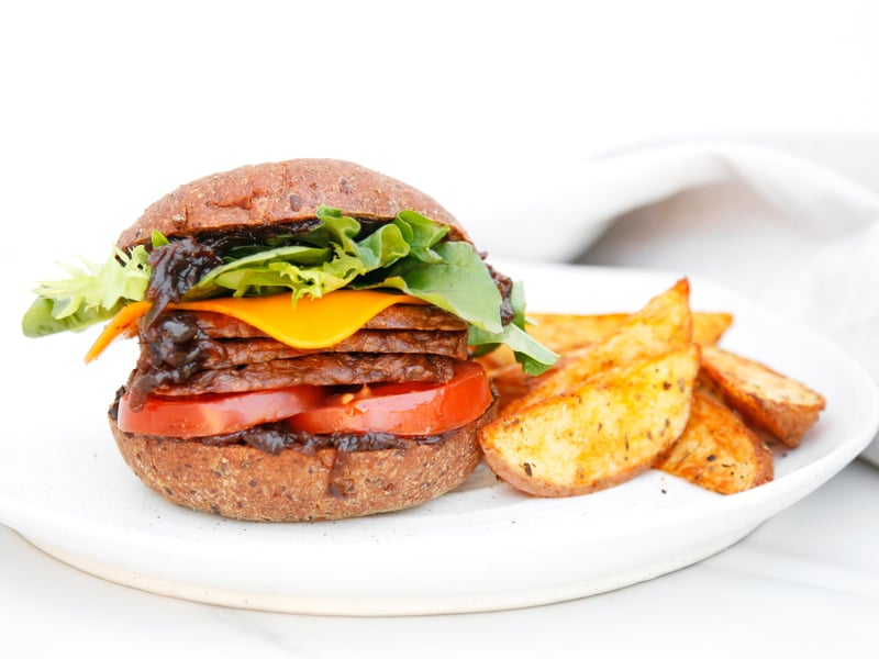 SPECIAL: Tempeh burgers with potato wedges