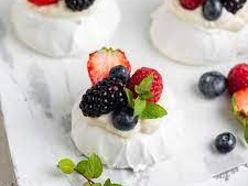 Mini Pavlova & berries